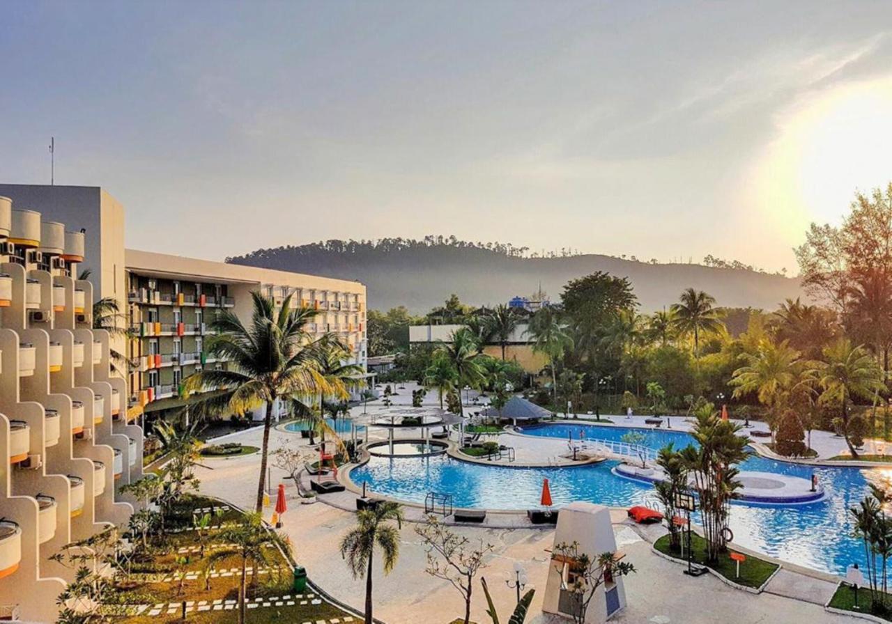 Harris Batam Waterfront 4* Sekupang