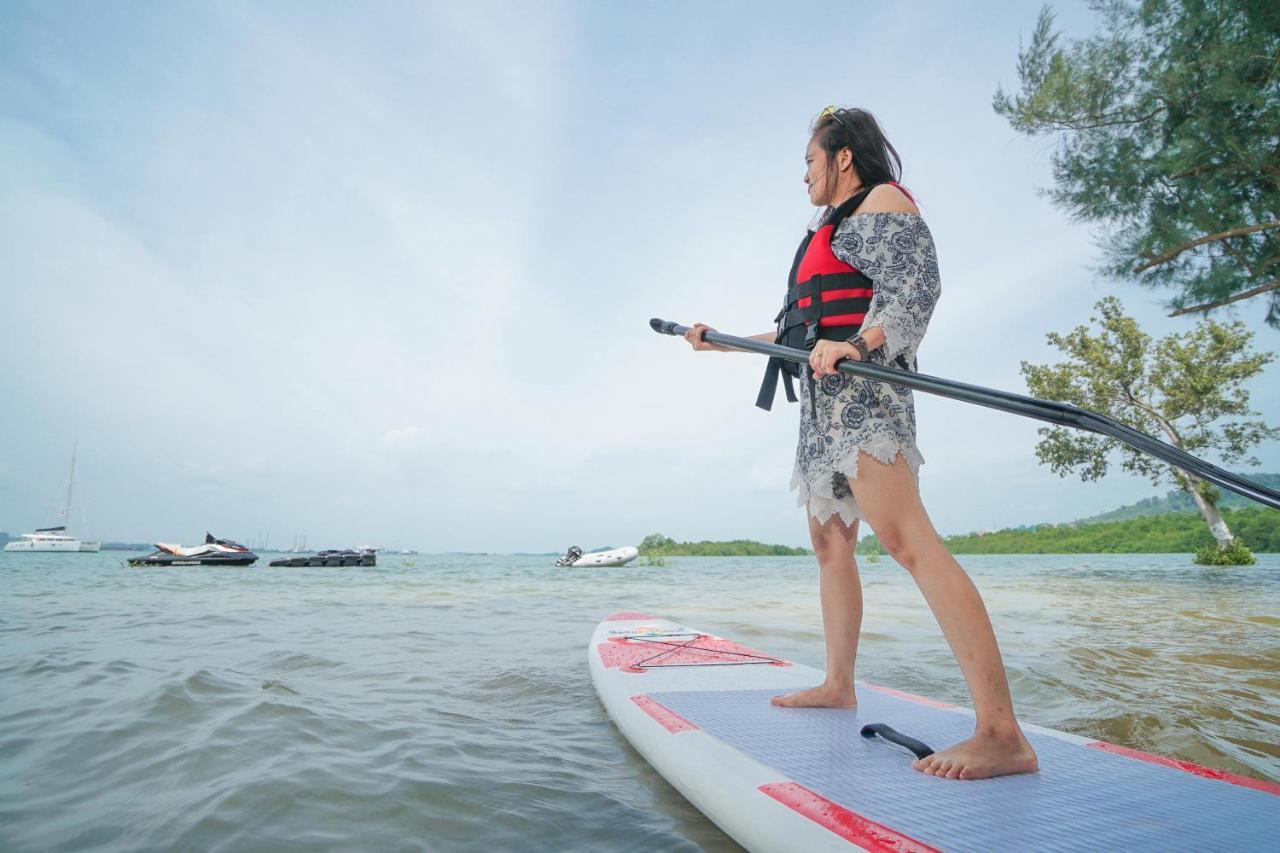 Harris Batam Waterfront Resort 4*